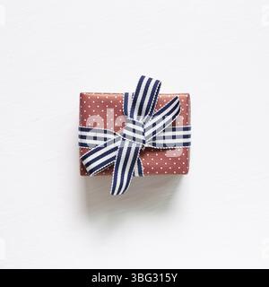 Confezione regalo rosa isolata su sfondo bianco. Vista dall'alto Foto Stock