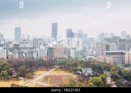 Edifici moderni e il paesaggio urbano in autunno dal Castello di Osaka in Giappone Foto Stock
