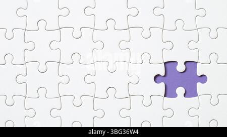 Set di pezzi di puzzle bianchi e ultimo pezzo Foto Stock