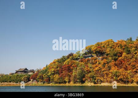 Yeongnamnu tradizionale padiglione coreano e montagna colorata autunno a Miryang, Corea Foto Stock