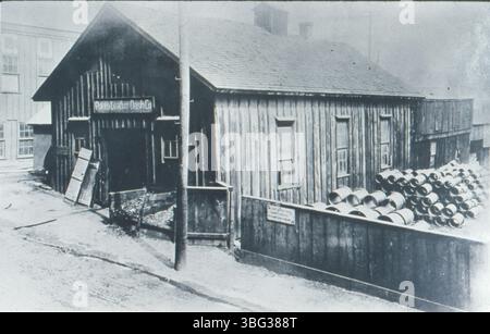 Questa fotografia in bianco e nero del 1875 mostra l'esterno della Peters Leather Dash Company, fondata da George Peters, Oscar Peters e Clinton Firestone. Foto Stock