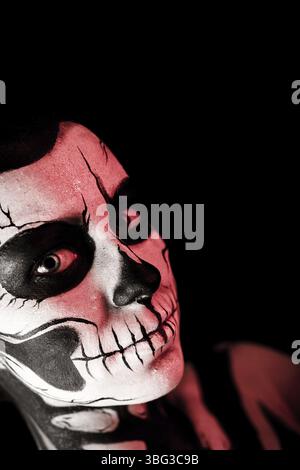 Isolata sul nero, immagine di primo piano verticale, tonificata di rosso, attraente giovane bruna donna caucasica con arte del corpo scull, occhi grigi, aspetto languido, positi Foto Stock