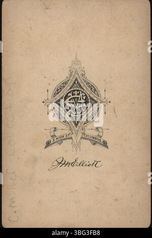 In questo ritratto, un uomo indossa una tuta da sacco con una cravatta a righe e una spilla, fotografata da James Madison Elliott. Elliott, attivo a Columbus, Ohio, dal 1864 al 1899, era noto per i suoi acquerelli, le opere di pastelli e la mostra alla Chicago World's Fair del 1893. Foto Stock