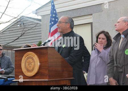 Il sindaco Coleman annuncia l'approvazione di un programma di riciclaggio in tutta la città, approvato dal Consiglio comunale di Columbus nel dicembre 2011 e attuato nel 2012 dopo l'approvazione del bilancio. All'annuncio hanno partecipato i membri del consiglio Eileen Y. Paley, A. Troy Miller e il direttore del servizio pubblico Mark Kelsey. Foto Stock