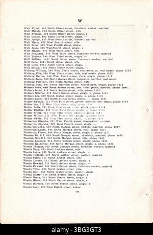 L'elenco telefonico e della città di Rushville del 1911 fornisce elenchi di aziende locali, chiese e una storia del sistema scolastico pubblico della città, nonché annunci pubblicitari. Foto Stock