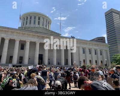 Tra la fine di maggio e l'inizio di giugno 2020, scoppiarono proteste a livello nazionale a seguito dell'uccisione di George Floyd da parte della polizia. A Columbus, i manifestanti si sono messi in ginocchio per dimostrare contro il razzismo sistemico in America. Foto Stock