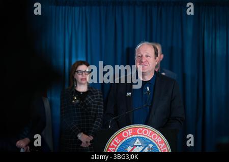 Denver, Colorado, Stati Uniti. 3 giugno 2025. Il governatore Jared Polis parla ai giornalisti mentre sottoscrive leggi nella residenza del governatore nel centro di Denver martedì 3 giugno 2025. (Immagine di credito: © Jesse Paul/Colorado Sun tramite ZUMA Press Wire) SOLO PER USO EDITORIALE! Non per USO commerciale! Foto Stock