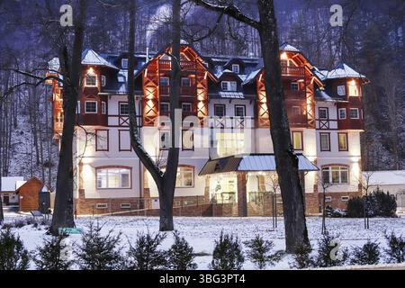 CERVENY KLASTOR, SLOVACCHIA - 28 DICEMBRE 2024: Edifici termali dove potrete gustare bagni terapeutici e pasti deliziosi. Destinazione turistica Foto Stock