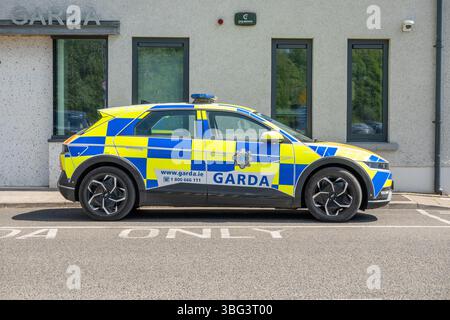 SUV Hyundai Irish Garda Police parcheggiato fuori dalla stazione di Donegal Town Garda in Quay Street, Garda Síochána National Irish Police Force, Stock Photo Foto Stock