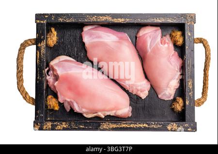 Filetti di cosce di pollo crude in un vassoio di legno isolato su sfondo bianco. Foto Stock