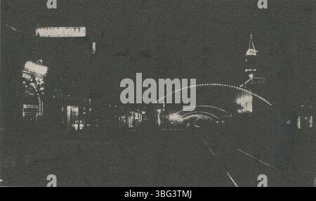 Questa fotografia del 1909 cattura la vista degli archi di High Street che guardano a sud da State Street a Columbus, Ohio. L'immagine fornisce uno sguardo storico sull'architettura e le infrastrutture della città all'inizio del XX secolo. Foto Stock