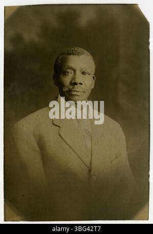 Questo ritratto del 1915 raffigura Thomas Lawrence, nato a Galloway, Ohio, nel 1848. Ha lavorato per oltre 30 anni per la famiglia Kelton ed è stato elencato come maggiordomo nel censimento del 1910. Lawrence ha anche lavorato come inserviente per la Buckeye Steel Castings Company e Citizens Telephone Company a Columbus, Ohio. Foto Stock