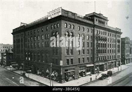 Una vista del Southern Hotel, conosciuto anche come Great Southern Hotel, dall'angolo tra Main Street e High Street nel 1915. L'hotel ha aperto nel 1897 e un cartellone pubblicitario che pubblicizza Max H. Rieser, 'The Women's Store', è visibile all'angolo dell'edificio. Foto Stock