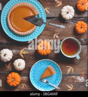 Vista dall'alto della torta di zucca sul piatto circondata da mini zucche Foto Stock