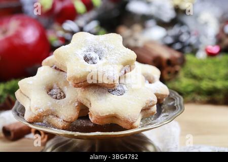 Biscotti di Natale tradizionali a forma di stella. Dessert per feste natalizie Foto Stock