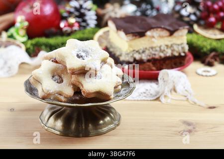 Biscotti di Natale tradizionali a forma di stella. Dessert per feste natalizie Foto Stock