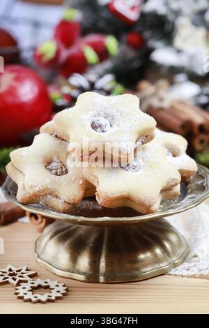 Biscotti di Natale tradizionali a forma di stella. Dessert per feste natalizie Foto Stock