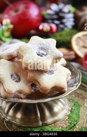 Biscotti di Natale tradizionali a forma di stella. Dessert per feste natalizie Foto Stock