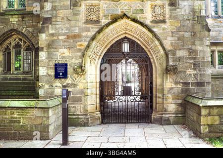 Jonathan Edwards College, Yale University, ingresso ad arco con cancello chiuso, 68 High Street, New Haven, Connecticut, USA Foto Stock