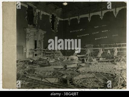 La fotografia del 1° settembre 1921 mostra la ristrutturazione della camera della Corte Suprema presso l'Ohio Statehouse, completata da C. W. Bryant Jr., un ingegnere afroamericano. Foto Stock