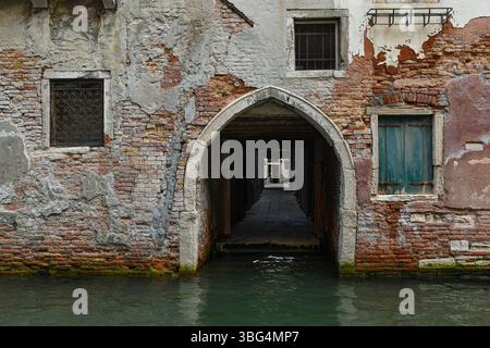 La porta d'acqua di un vecchio edificio in mattoni che si affaccia sul canale Rio di San felice, nel quartiere Cannaregio, Venezia, Veneto, Italia Foto Stock