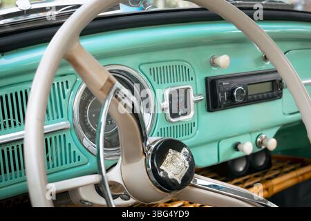 Abitacolo del cruscotto Volkswagen Fusca Beetle 1968 con volante vintage e dettagli come l'autoradio moderna installata. Foto Stock