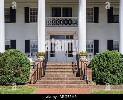 L'elegante entrata del Rosemont Manor presenta imponenti colonne e invitanti scalini in mattoni immersi nella calda luce del sole Foto Stock