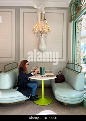 I clienti leggono un menu al PANI Bistro, un elegante ristorante all'interno del centro commerciale Aventura, Florida. Foto Stock