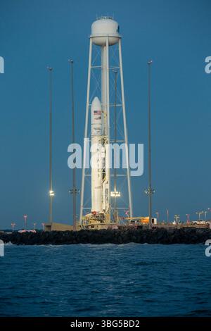 Razzo Antares con la navicella Cygnus sulla rampa di lancio presso la Wallops Flight Facility per la missione NG-14. Ottobre 2020. Immagine fornita dalla NASA. Foto Stock