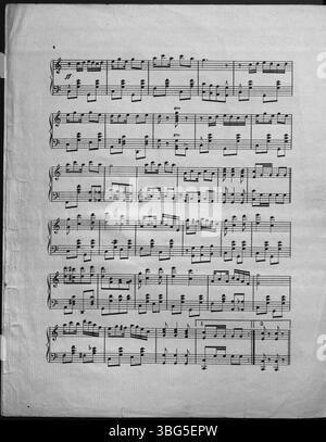 In "Slippery Bill" (1911), un uomo è mostrato in un'uniforme di banda che suona il trombone, con la copertina blu che riflette la cultura musicale dei primi anni del XX secolo. Foto Stock