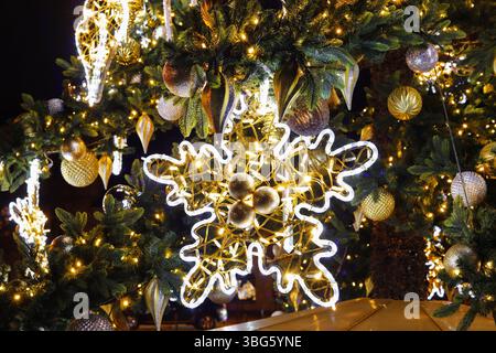 Adorabili decorazioni natalizie all'aperto. Grande stella splendente, baubles e altro ancora. Risorse grafiche Foto Stock