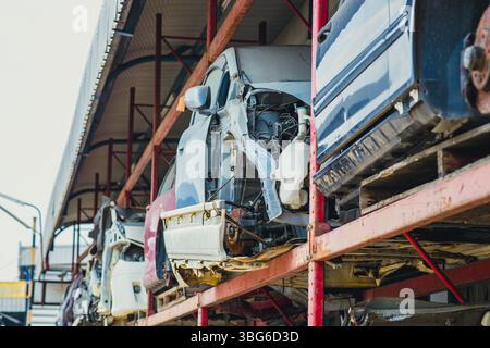 deposito di rottami in garage, vecchio pezzo di ricambio per veicoli usati blocco motore, rimessaggio di parti della carrozzeria per il riciclaggio o la riparazione per la vendita Foto Stock