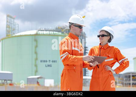 Lavoratori professionisti del settore petrolifero, ispezione di manutenzione di serbatoi di GNL di contenimento, ispettore del sito di gas onshore lavoro di squadra di sicurezza, IND petrolchimico nel settore petrolio e gas Foto Stock