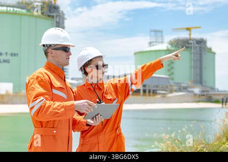 Lavoratori professionisti del settore petrolifero, ispezione di manutenzione di serbatoi di GNL di contenimento, ispettore del sito di gas onshore lavoro di squadra di sicurezza, IND petrolchimico nel settore petrolio e gas Foto Stock
