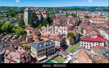 Vista aerea del centro storico di Annecy, del Palais de l'Isle sul fiume Thiou e del castello di Annecy, città lacustre situata in Haute Foto Stock