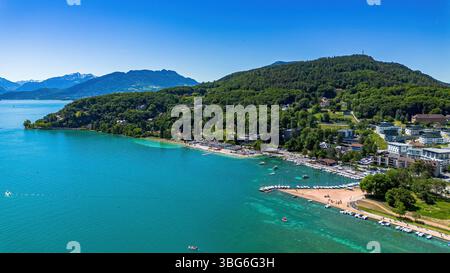 Vista aerea della spiaggia di Marquisats e del porto di Annecy, città lacustre situata in alta Savoia, Alvergne-Rhônes-Alpes, Francia Foto Stock