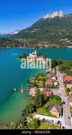 Vista aerea del Château de Duingt (castello di Duingt) su un'isola collegata alla riva del lago di Annecy da una strada rialzata in alta Savoia, Alvernia-Rhône- Foto Stock