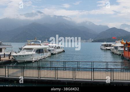 Lago Sun Moon, il lago Candididius è un punto di riferimento per viaggiare con una splendida vista naturale della montagna di Taiwan con moli di traghetti. 19 aprile 2025. Taiwan. Foto Stock