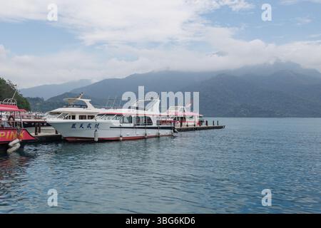 Lago Sun Moon, il lago Candididius è un punto di riferimento per viaggiare con una splendida vista naturale della montagna di Taiwan con moli di traghetti. 19 aprile 2025. Taiwan. Foto Stock