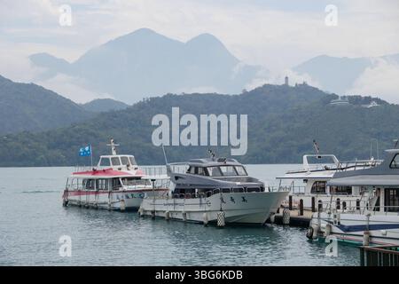 Lago Sun Moon, il lago Candididius è un punto di riferimento per viaggiare con una splendida vista naturale della montagna di Taiwan con moli di traghetti. 19 aprile 2025. Taiwan. Foto Stock