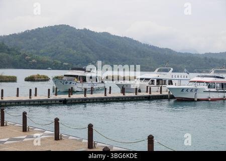 Lago Sun Moon, il lago Candididius è un punto di riferimento per viaggiare con una splendida vista naturale della montagna di Taiwan con moli di traghetti. 19 aprile 2025. Taiwan. Foto Stock