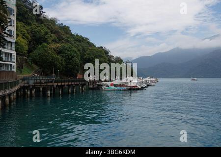 Lago Sun Moon, il lago Candididius è un punto di riferimento per viaggiare con una splendida vista naturale della montagna di Taiwan con moli di traghetti. 19 aprile 2025. Taiwan. Foto Stock