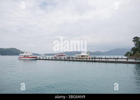 Lago Sun Moon, il lago Candididius è un punto di riferimento per viaggiare con una splendida vista naturale della montagna di Taiwan con moli di traghetti. 19 aprile 2025. Taiwan. Foto Stock