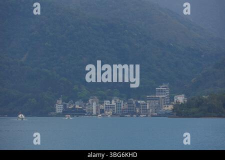 Lago Sun Moon, il lago Candididius è un punto di riferimento per viaggiare con una splendida vista naturale della montagna di Taiwan con moli di traghetti. 19 aprile 2025. Taiwan. Foto Stock