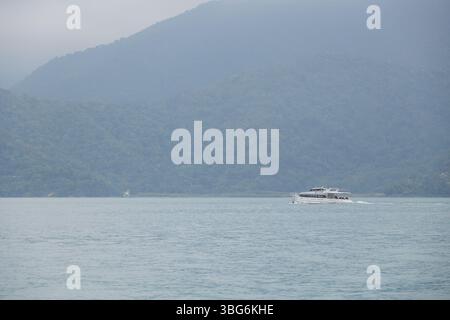 Lago Sun Moon, il lago Candididius è un punto di riferimento per viaggiare con una splendida vista naturale della montagna di Taiwan con moli di traghetti. 19 aprile 2025. Taiwan. Foto Stock
