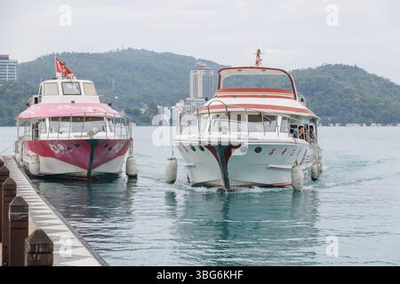 Lago Sun Moon, il lago Candididius è un punto di riferimento per viaggiare con una splendida vista naturale della montagna di Taiwan con moli di traghetti. 19 aprile 2025. Taiwan. Foto Stock
