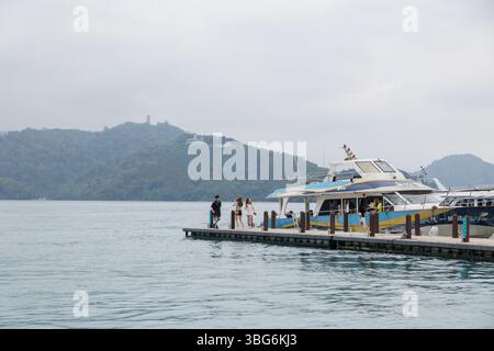 Lago Sun Moon, il lago Candididius è un punto di riferimento per viaggiare con una splendida vista naturale della montagna di Taiwan con moli di traghetti. 19 aprile 2025. Taiwan. Foto Stock