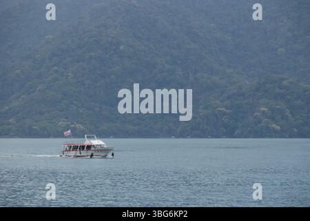Lago Sun Moon, il lago Candididius è un punto di riferimento per viaggiare con una splendida vista naturale della montagna di Taiwan con moli di traghetti. 19 aprile 2025. Taiwan. Foto Stock