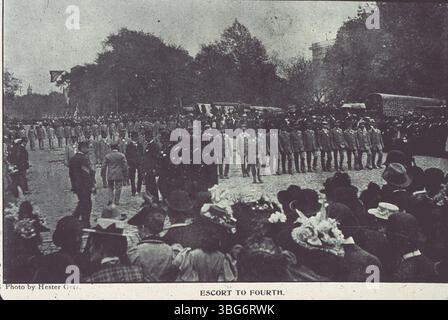 Nel 1898, folle allineano il percorso da Camp Bushnell alla stazione ferroviaria per salutare il quarto reggimento. La polizia e i gruppi civici fornirono una scorta per il reggimento, che comprendeva dodici compagnie di 73 uomini ciascuna. Foto Stock
