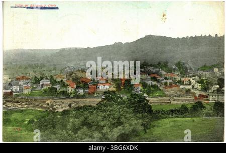 Un'altra foto del 1909 che mostra una vista di Bergholz, Ohio. Questa immagine cattura una prospettiva diversa del layout e dell'architettura della città durante i primi anni del XX secolo. Foto Stock